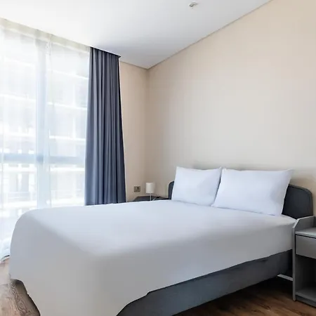 Flat W Shared Pool And Garden 15 Min To Coast اسطنبول