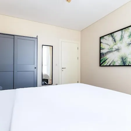 Flat W Shared Pool And Garden 15 Min To Coast *