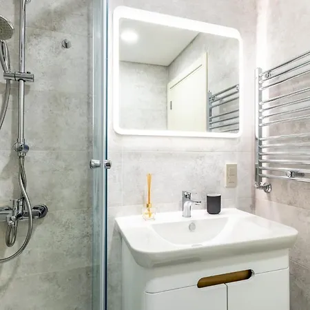 Flat W Shared Pool And Garden 15 Min To Coast
