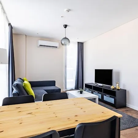 Flat W Shared Pool And Garden 15 Min To Coast